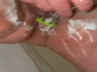 BBW shaves her bush in the shower